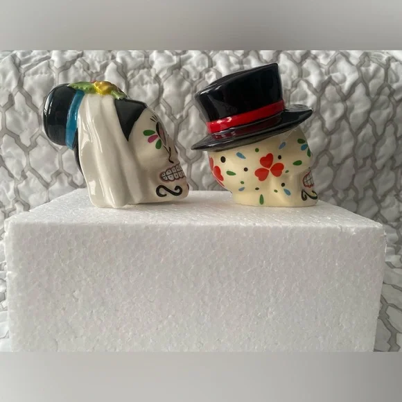 DAY OF THE DEAD SALT & PEPPER SUGAR SKULL BRIDE AND GROOM CERAMIC SHAKERS - Picture 5 of 9